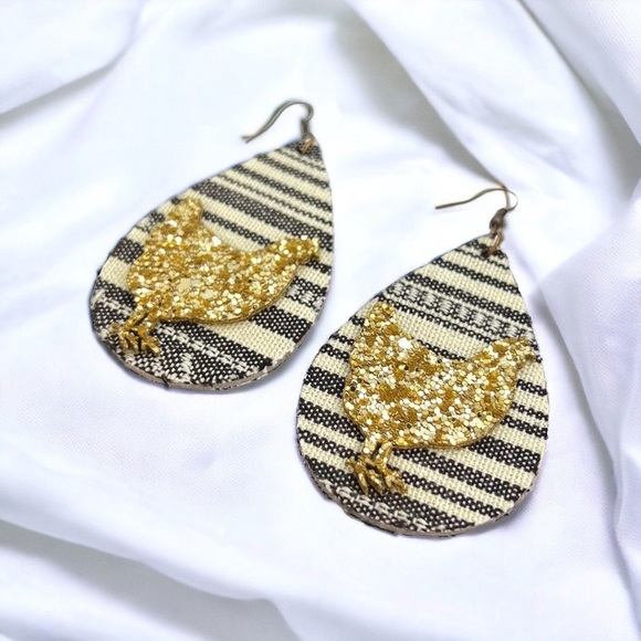 Feathered Fashion: Adorable Chicken Silhouette Dangle Earrings! NWT Farm Jewelry - Picture 10 of 10